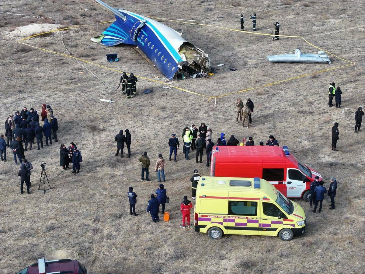 一架屬於亞塞拜然航空公司的客機於當地時間 25 日清晨墜毀在哈薩克斯坦的阿克套機場附近。 圖：翻攝自 X / NEXTA X 帳號