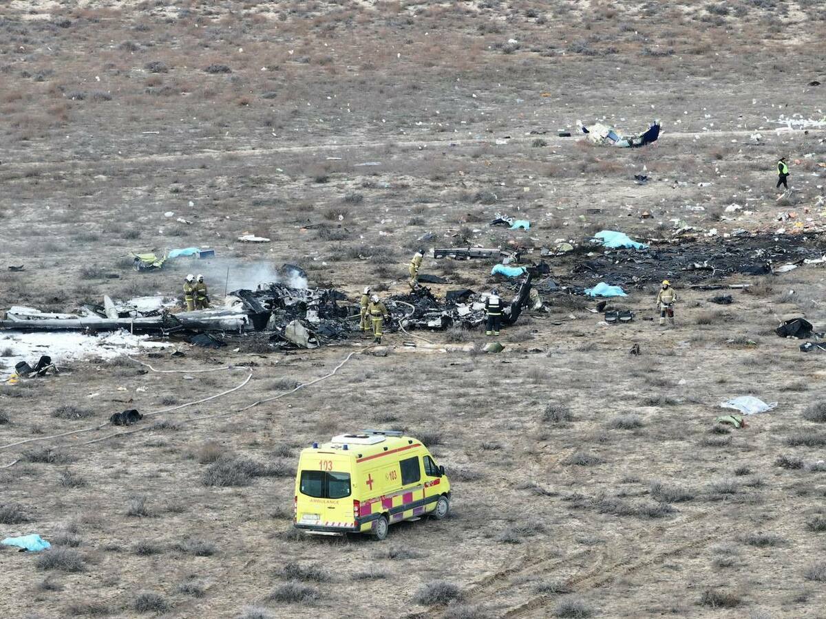 一架屬於亞塞拜然航空客機於25日清晨墜毀在哈薩克斯坦阿克套機場附近。 圖：翻攝自 NEXTA X 帳號