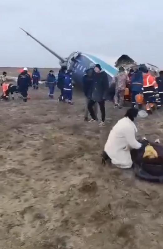 一架屬於亞塞拜然航空公司的埃姆布雷爾190客機於25日清晨墜毀在哈薩克斯坦阿克套機場附近。 圖：翻攝自 Special Kherson Cat X 帳號