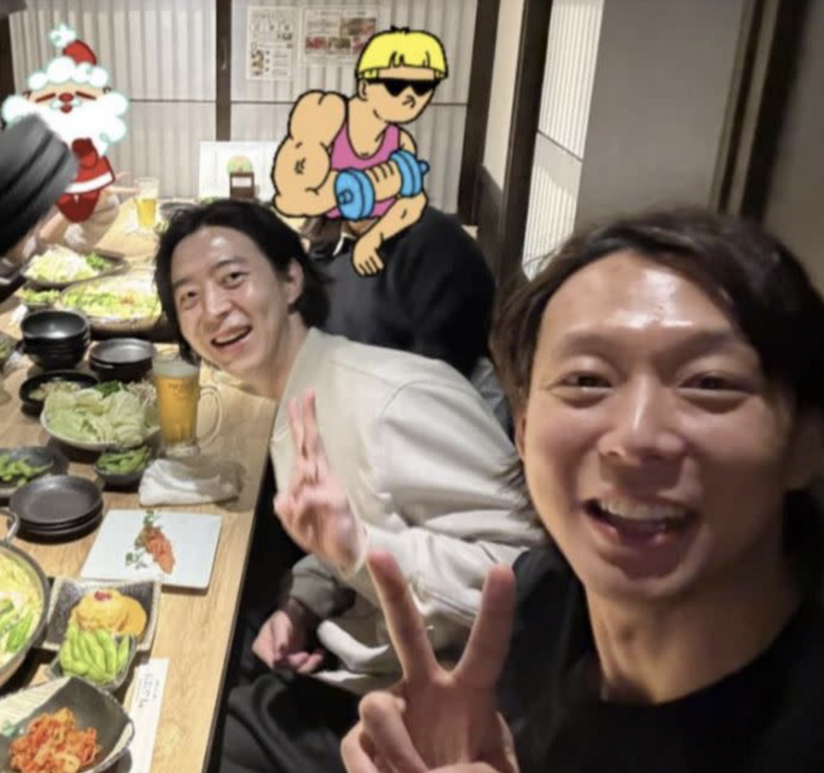 朴有天分享了與弟弟朴有煥的合照，並標註「福岡」，疑似是在舉行福岡粉絲見面會時所拍攝的照片。 圖：攝自IG／ pyc6000