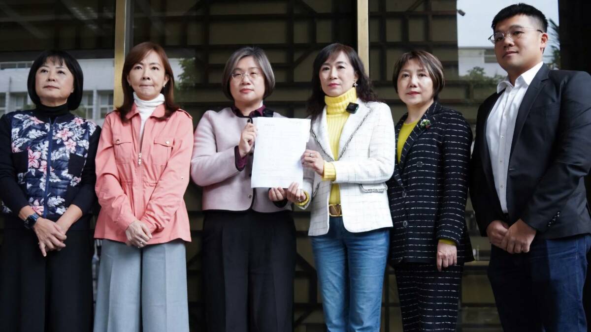 民進黨立委范雲（右2）、林月琴（左1）、郭昱晴（左2）、林宜瑾（右3）、陳培瑜（左3）26日在律師（右1）陪同下，前往北院提告國民黨立委陳玉珍傷害罪。 圖：范雲提供