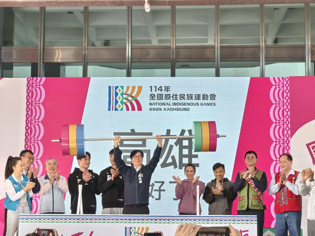 陳其邁高舉道具槓鈴為明年全原運宣傳。 圖：高雄市運發局提供