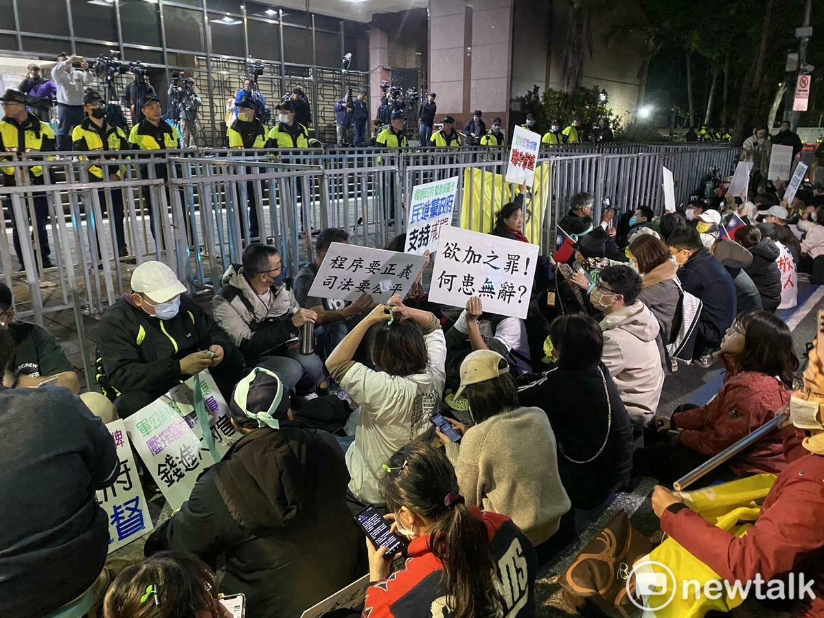有不少挺柯的「小草」集結在北檢外要求放了柯文哲。 圖 : 周煊惠/攝（資料照）