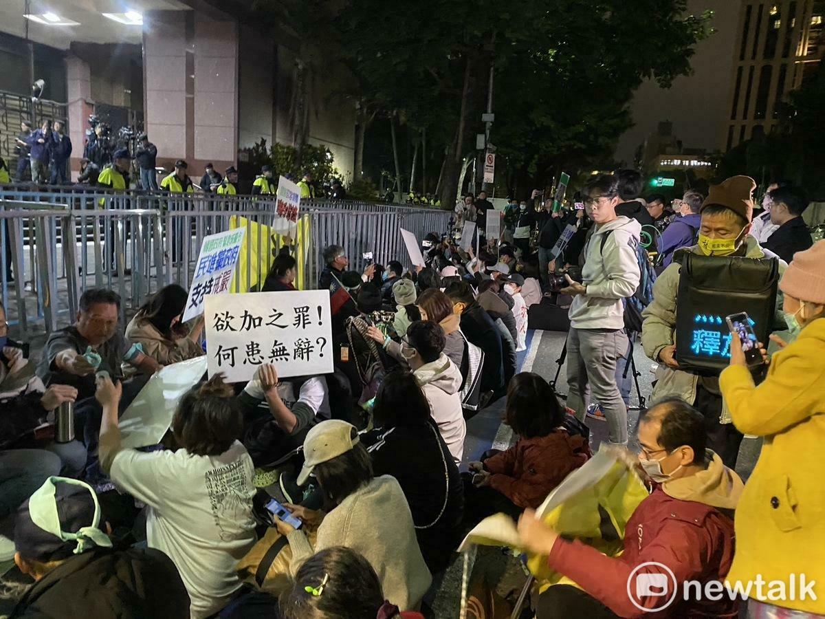 有不少挺柯的「小草」集結在北檢外要求放了柯文哲。 圖 : 周煊惠/攝