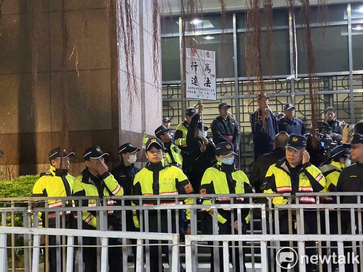 有不少挺柯的「小草」集結在庭外要求放人，警方晚間 18:22 第一次對北檢場外小草舉牌警告。 圖 : 周煊惠/攝