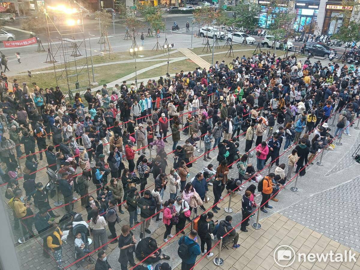 「臺灣尚勇」首發日，下午起就大排長龍。 圖：唐復年/攝