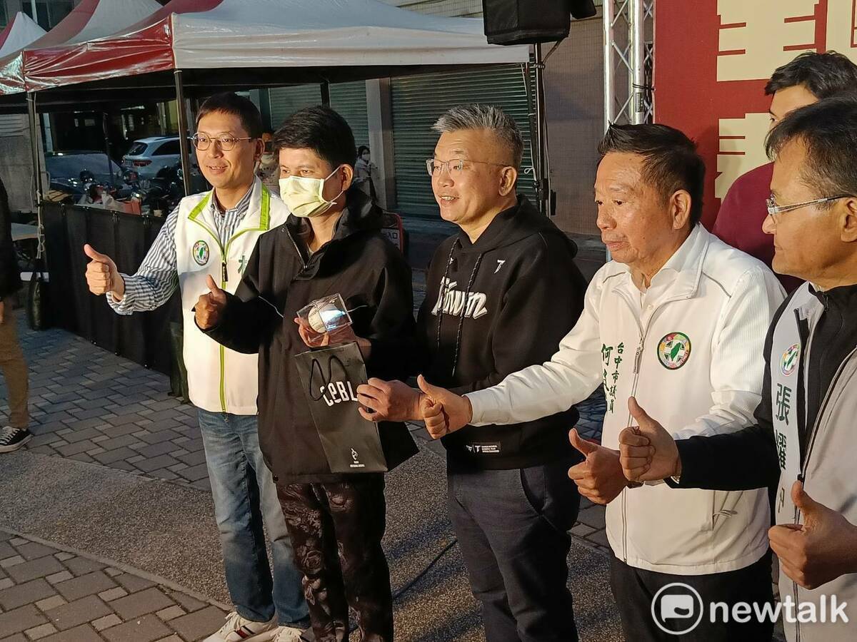 搶頭香的球迷獲得蔡其昌親手送上簽名球特別獎。 圖：唐復年/攝