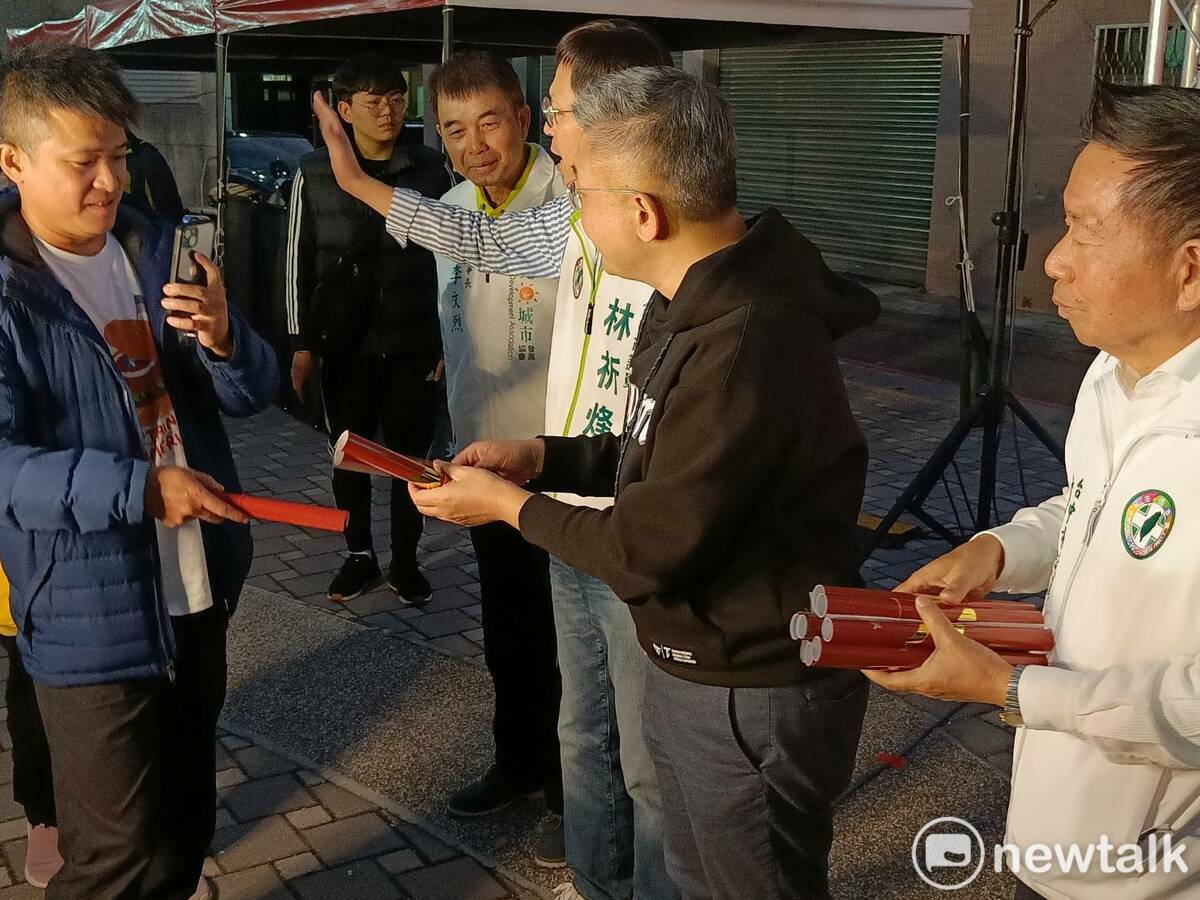 領取「臺灣尚勇」春聯的球迷邊領邊錄影留念。 圖：唐復年/攝