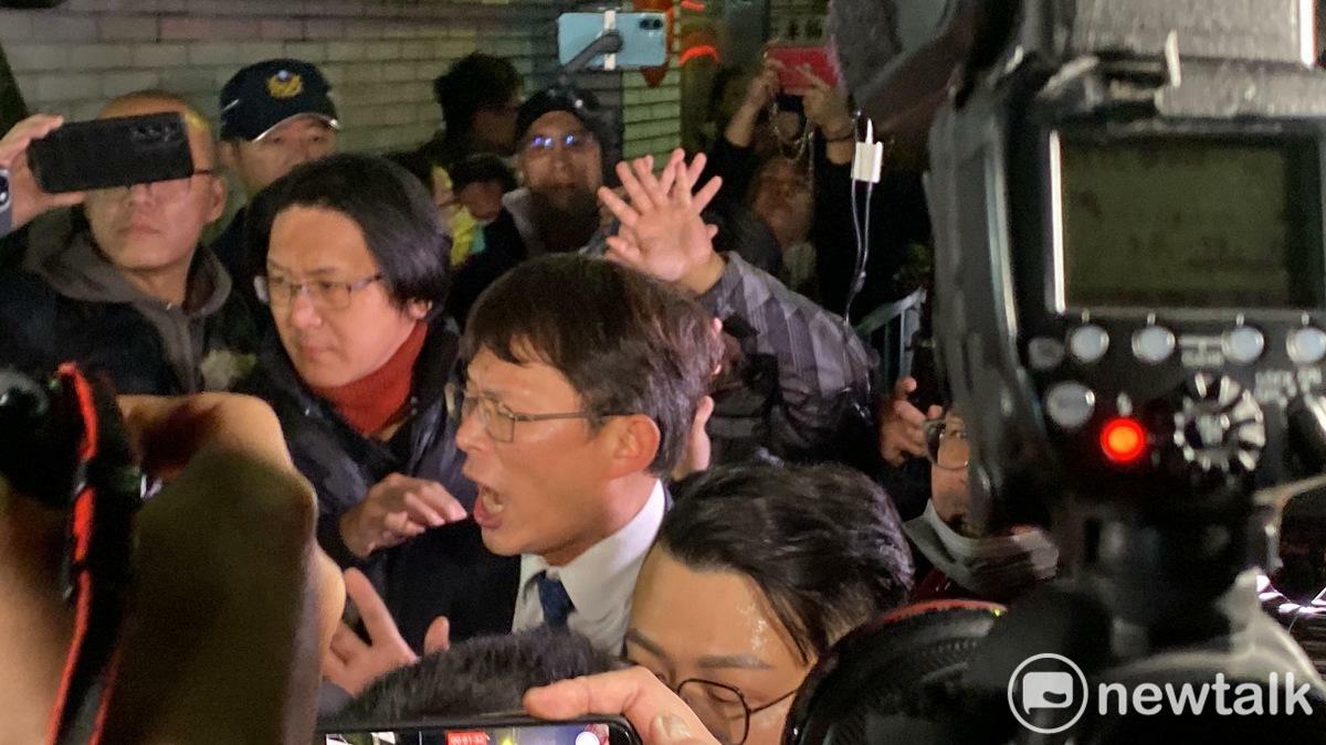 民眾黨立委黃國昌在北檢外聲援支持者旁聽權利，與警方、媒體數度爆發推擠。 圖：周煊惠 ／ 攝