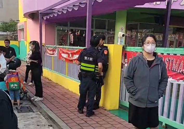 高雄仁武某幼兒園傳出疑似虐童情事，多名家長堵住幼兒園門口向老師討公道，驚動員警到場維持秩序。 圖：孫家銘翻攝