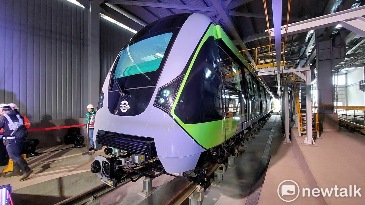 桃園捷運綠線首列車已於日前運抵台灣，明年將上路測試，力拚後年自藝文特區站至坑口站北段通車。 圖：林昀真/攝