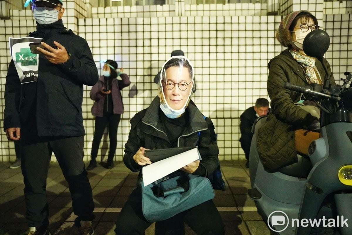 一位民眾黨的支持者在台北地檢署外帶著柯文哲面具聲援民眾黨主席柯文哲。 圖：張良一/攝