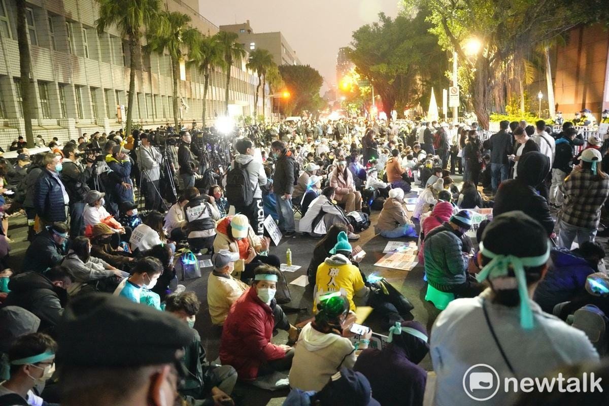 大批民眾黨支持者坐在台北地檢署外，聲援正在北院接押庭應訊的民眾黨主席柯文哲。 圖：張良一/攝