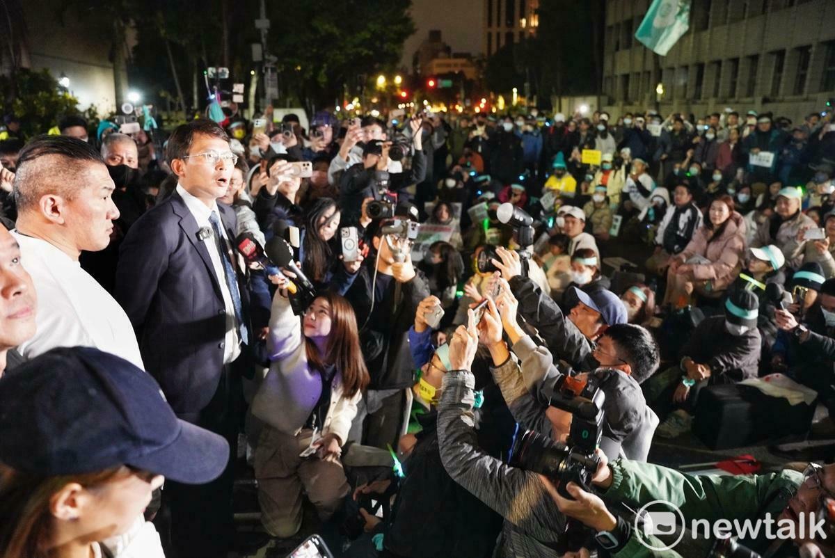 黃帝穎律師指出，台灣民主史上，藍綠都有大咖被法辦，但沒人跟民眾黨一樣，用政黨力量動員立委、小草到法院施壓法官，砲轟民眾黨「民主之恥」。 圖：張良一/攝