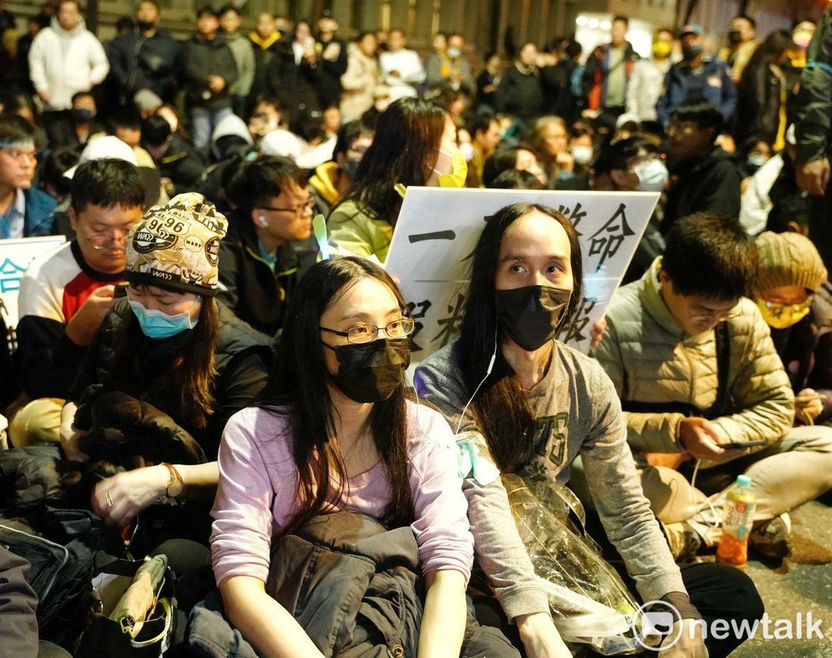 民眾黨支持者在北檢外面守候。 圖：張良一/攝