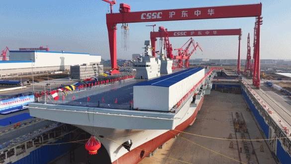 由中國自主研製建造，噸位高達 4 萬多噸的 076 兩棲攻擊艦首艦四川艦 27 日下水，上有電磁彈射裝備。 圖 : 翻攝自央視新聞