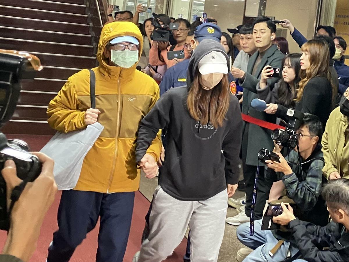 李文宗在家人陪同下，全身包緊緊離開台北地院。 圖：周煊惠/攝