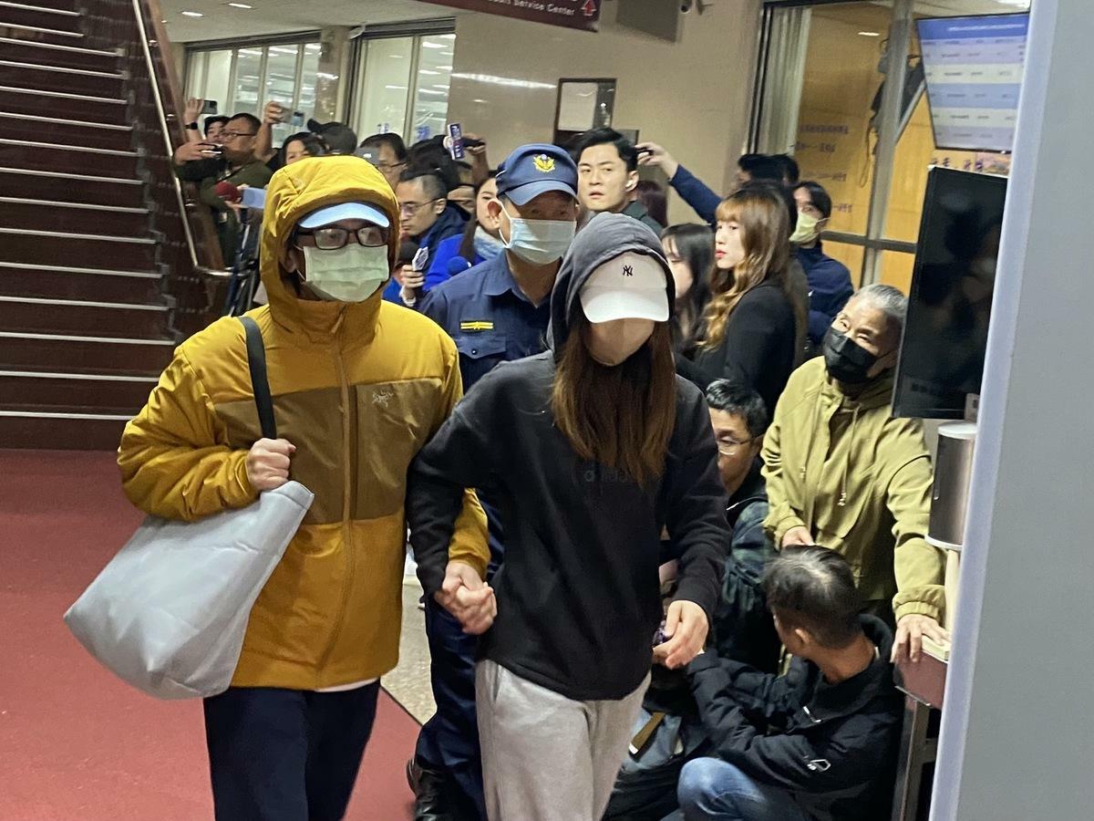 李文宗在家人陪同下，全身包緊緊離開台北地院。 圖：周煊惠/攝