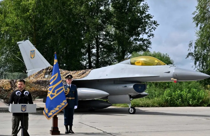今年 7 月，數個歐洲北約成員國向烏克蘭交付了少量美國製造的 F-16 戰鬥機。 圖 : 翻攝自澤連斯基臉書