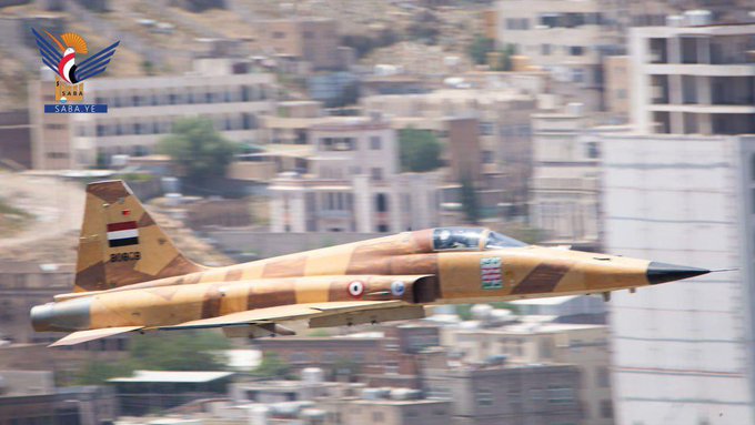 胡塞武裝組織停在薩納國際機場中的 F-5 戰鬥機，也在此次的空襲行動中遭到以軍破壞。 圖：翻攝自 @Osinttechnical X 帳號
