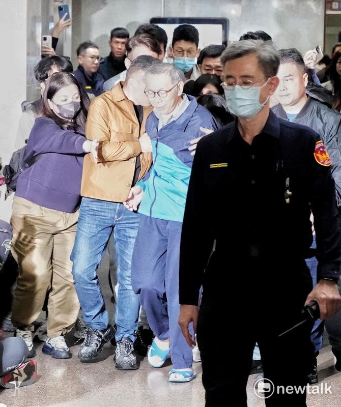 民眾黨主席柯文哲獲3,000萬元交保後，步出北院，途中還踉蹌了一下，差點跌倒。 圖：張良一／攝