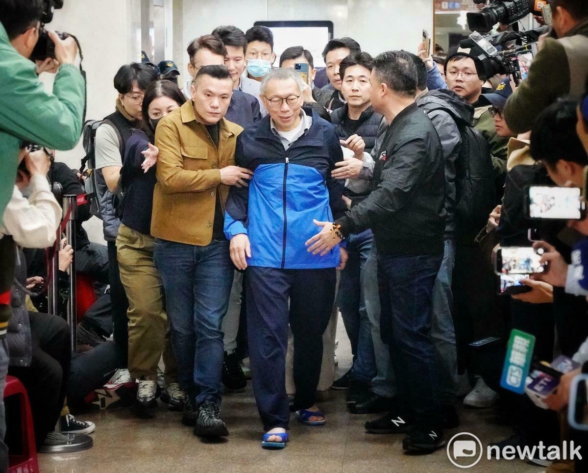 民眾黨主席柯文哲獲3,000萬元交保後，步出北院。 圖：張良一 / 攝（資料照）