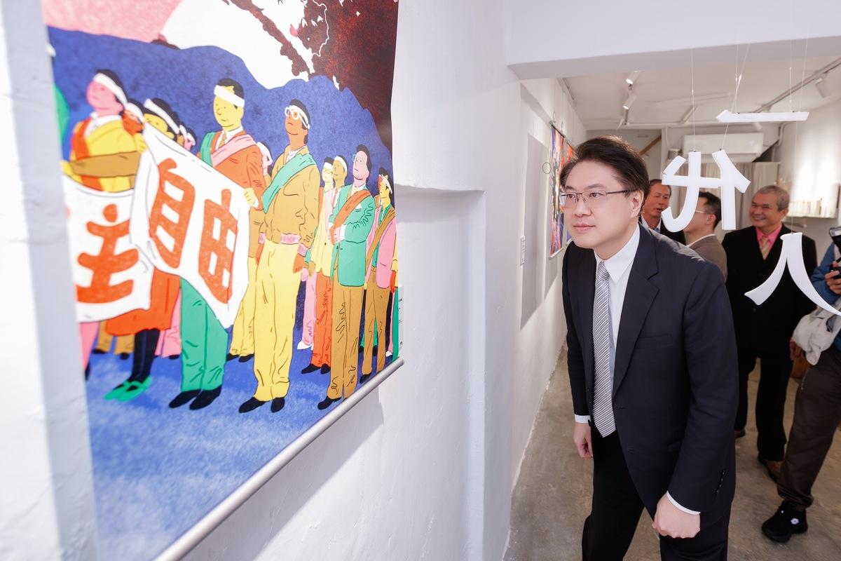 民進黨客家部舉行「我們的第一句話，母語守護者」展覽，秘書長林右昌出席觀展。 圖：民進黨提供