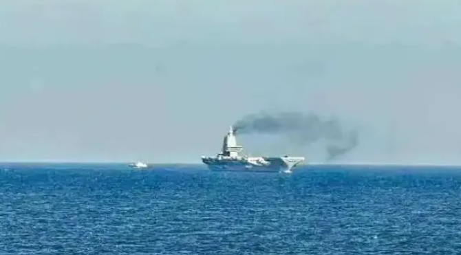 中國航母噴黑煙，從海上就遠遠看得到。 圖 : 翻攝自《軍哥茶話室》