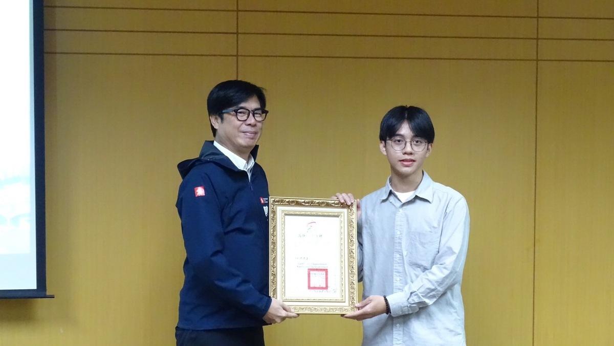 高雄市政府毒品防制會報，市長陳其邁頒發聘書給本屆委員。 圖：高雄市毒防局提供