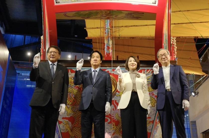 賴清德(左二)、潘孟安(左一)、周春米(右二)、潘慶士(右一)共同為「典藏王船」點睛。 圖：屏東縣政府提供