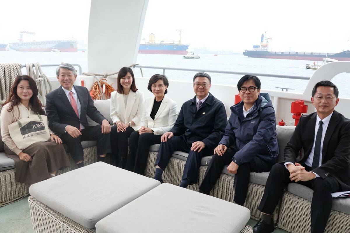行政院長卓榮泰今（27）天與行政院副院長鄭麗君、經濟部長郭智輝、高雄市長陳其邁在高雄聽取高雄市「亞灣智慧科技創新園區」規劃進度，將高雄港打造成智慧、科技、金融和創新的亞洲新灣區。 圖：行政院提供