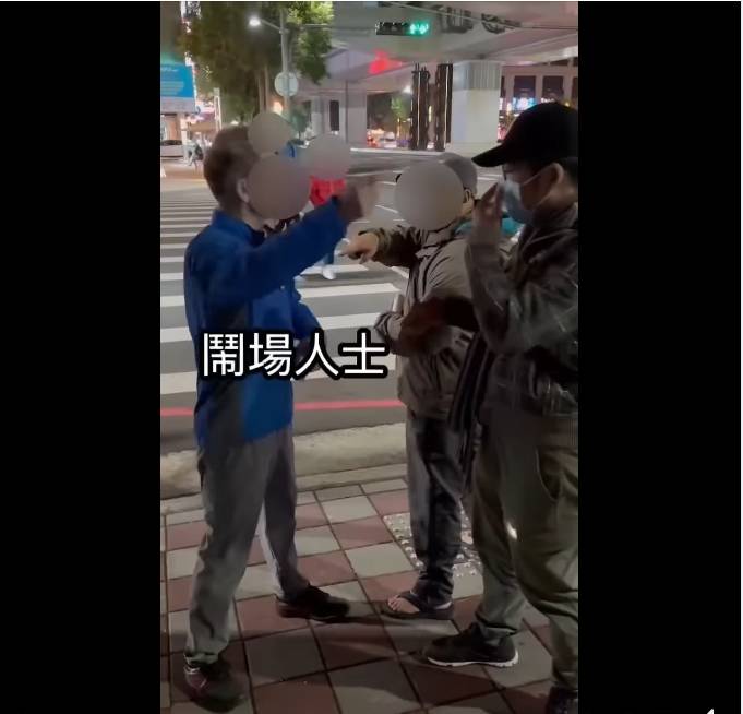 台中民團擺攤連署罷免3藍委，遭男子砸毀連署攤位，並與在場民眾起口角推擠衝突。 圖：截自台中三罷團體臉書影片