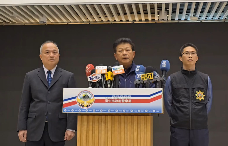 為防堵詐騙案件氾濫，台中市警察局分析各類詐騙案件，27日由警察局長李文章（中）在記者會公布前5大涉詐交友軟體以及詐騙犯案手法，呼籲民眾提高警覺。 圖：中央社/台中市警察局提供