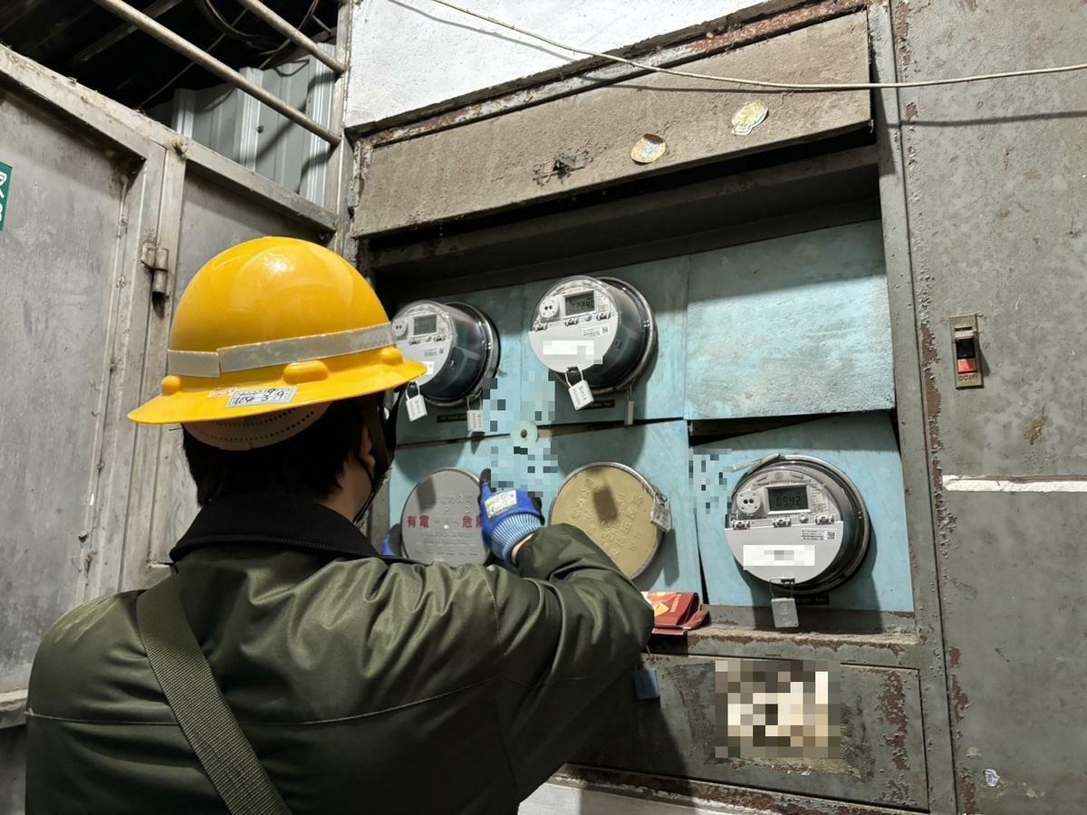新北市公安小組執行拆除電表。 圖：新北市城鄉發展局/提供