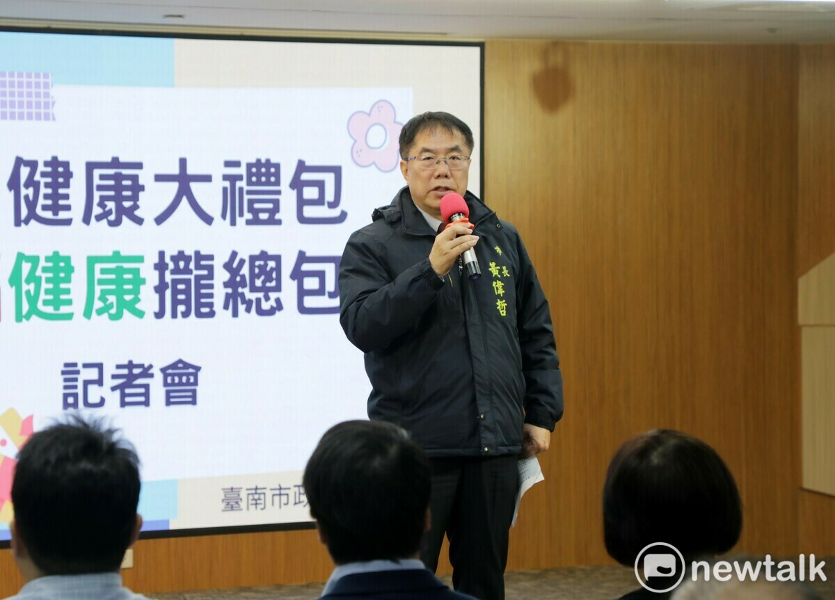 針對臺南市議會國民黨團支持財劃法修正案，近日四處奔走、大聲疾呼、為臺南爭取應有權益的臺南市長黃偉哲痛批：「此次財劃法修正案結果對臺南極度不公不義！」 圖：黃博郎／攝