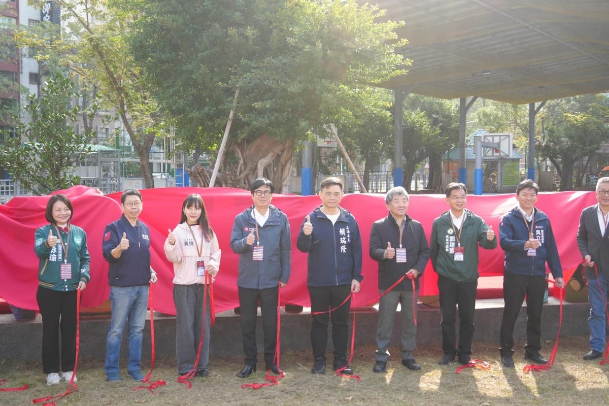 高雄市長陳其邁等人出席苓洲國小120週年校慶活動。 圖：翻攝自賴瑞隆臉書