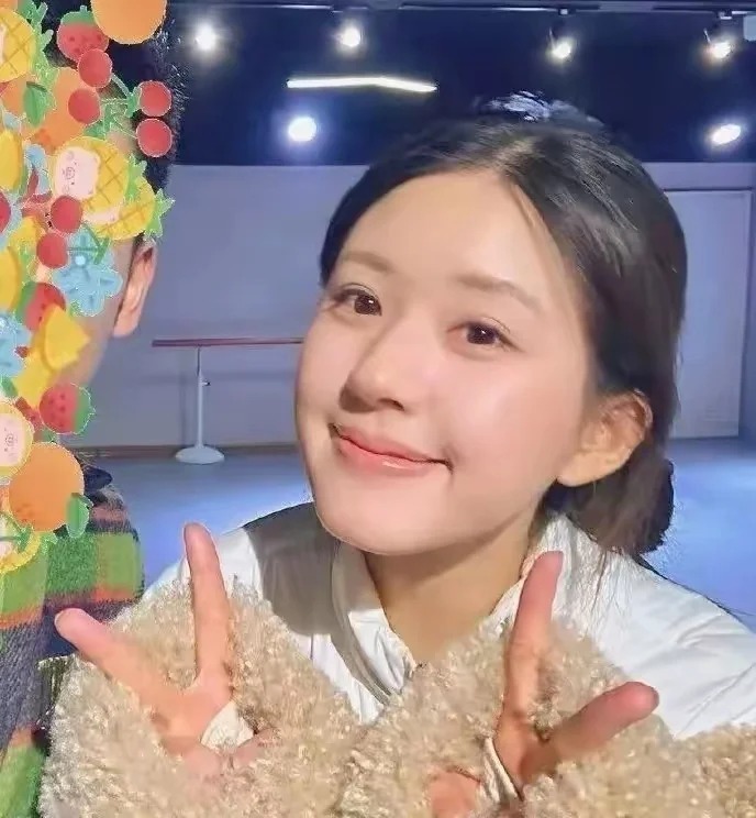 趙露思作為中國新生代演員的代表，以甜美形象與高人氣受到廣泛關注，但這次事件反映了娛樂行業高強度工作對藝人健康的潛在威脅。 圖:擷自小紅書