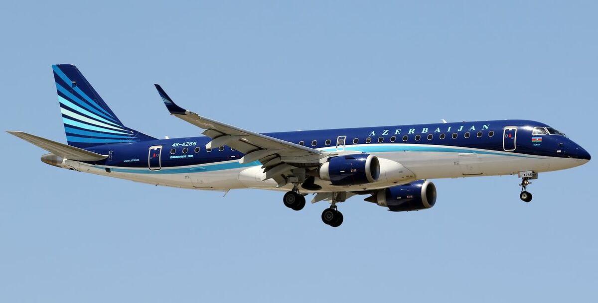 亞塞拜然航空編號J2-8243客機，在途中於哈薩克西部阿克套附近墜毀，機上67人中38人罹難，29人生還。（圖為涉事飛機） 圖：翻攝自 wilipedia