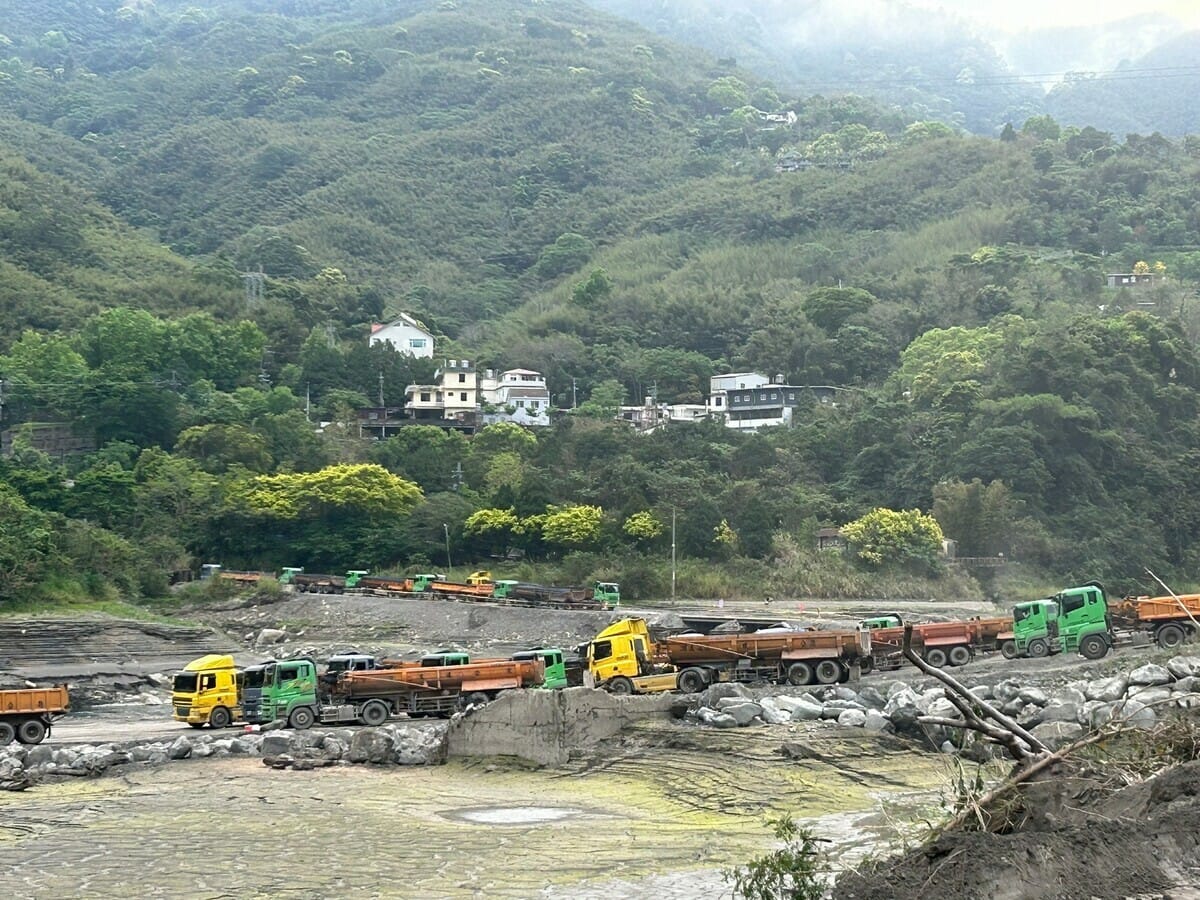 石門水庫為北台灣最大的水庫，為維持石門水庫庫容以穩定水源供應，水利署積極加大力度進行水庫清淤，透過抽泥、陸挖、水力沖淤及排砂等多元措施。 圖：翻攝自水利署北水分署官網