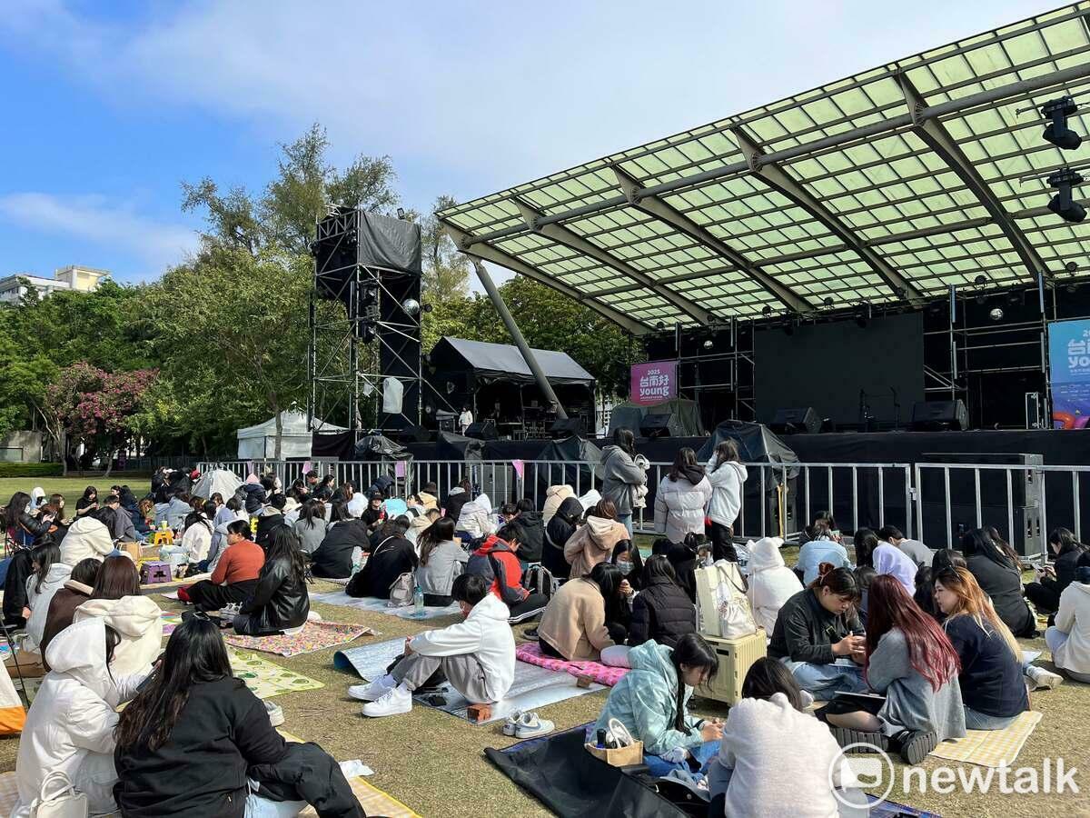 強烈大陸冷氣團難以阻擋熱情粉絲的心，因為台南市政府昨天已貼出今日將執行南瀛綠都心公園「南瀛草地音樂會」的清場公告，熱情粉絲一早就現身守候「第一排」與偶像最近距離的接觸機會。 圖：台南市政府提供