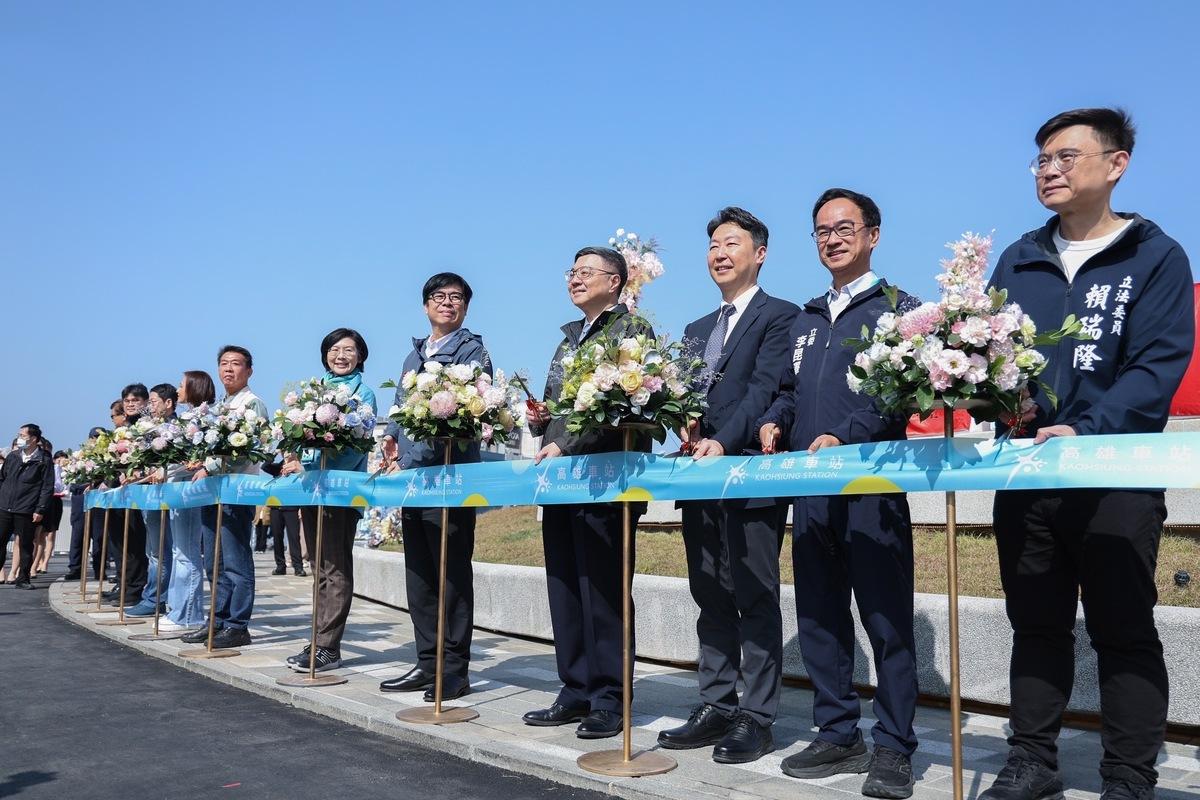 「飛越車頭 圓夢啟程–高雄新車站廣場啟用典禮」 圖：行政院提供