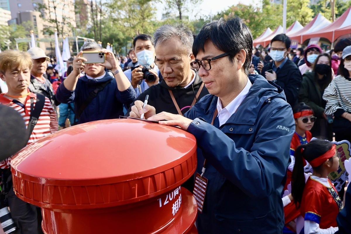 陳其邁在明信片上寫下對母校的祝福與期許。 圖：高雄市政府提供