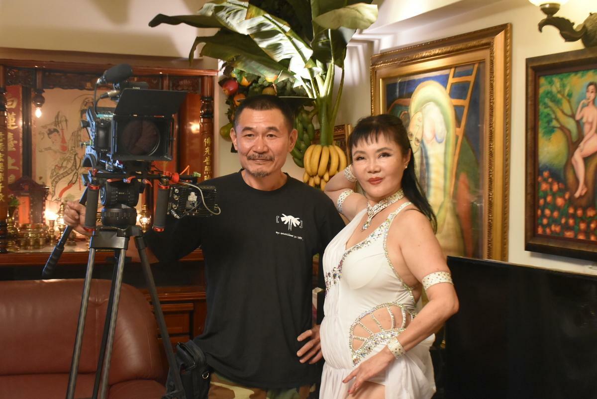 許曉丹(右)請到「玩美點子影視」老闆李訓(左)親自掌鏡拍攝歌曲MV。 圖：孫家銘攝