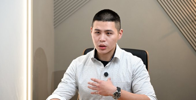八炯的紀錄片揭露了中共對台灣的統戰手段，包括收買網紅、滲透媒體等，試圖影響台灣輿論，削弱台灣的民主防線。近期，八炯與「閩南狼」陳柏源合作，曝光中共對台統戰的內幕，引發社會廣泛關注。 圖：擷自X帳號@yi24758588