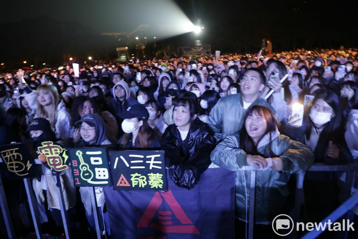 「2025臺南耶誕跨年─南瀛草地音樂會」今晚在新營區南瀛綠都心公園盛大舉行，眾星雲集包含有搖滾天團八三夭、創作男神高爾宣OSN、金曲歌后張秀卿、全新女團「ELL&amp;s」、曾入圍金曲獎最佳新人獎的王ADEN、樂壇才子Sam Lin林中宣等11組高知名度藝人、團體，相互接力演出、魅力四射，並邀請到神秘嘉賓「餅總」林岳平驚喜現身。 圖：台南市政府提供