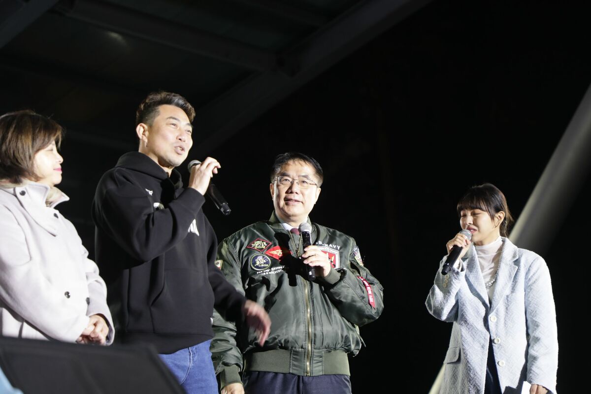 「2025臺南耶誕跨年─南瀛草地音樂會」今晚在新營區南瀛綠都心公園盛大舉行，眾星雲集包含有搖滾天團八三夭、創作男神高爾宣OSN、金曲歌后張秀卿、全新女團「ELL&amp;s」、曾入圍金曲獎最佳新人獎的王ADEN、樂壇才子Sam Lin林中宣等11組高知名度藝人、團體，相互接力演出、魅力四射，並邀請到神秘嘉賓「餅總」林岳平驚喜現身。 圖：台南市政府提供