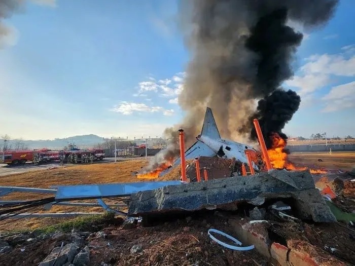 南韓國土交通部的官員指出，儘管事發時機場跑道長度達 2800 米，且事故前已有其他航班順利降落，但仍無法排除跑道條件對事故的影響。 圖：翻攝X（前推特）