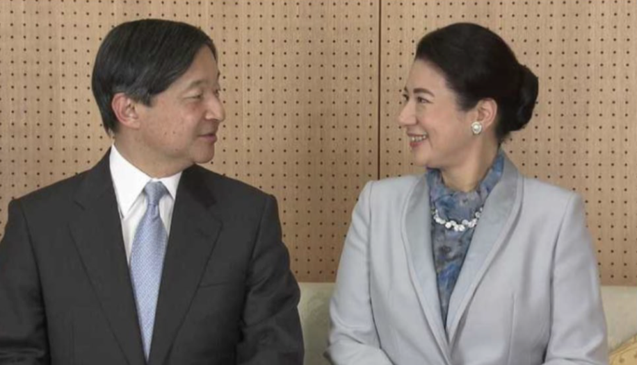 日本放送協會（NHK）今天報導，明年是二次大戰結束80週年，日皇德仁(左）與皇后雅子（右）正評估前往戰事象徵地的日本廣島、長崎及沖繩等地訪問。 翻攝自 X てのひら