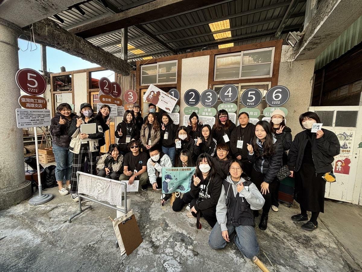 高科大創新設計學院文創所同學帶民眾走入哈瑪星歷史。 圖：高科大創新設計學院提供