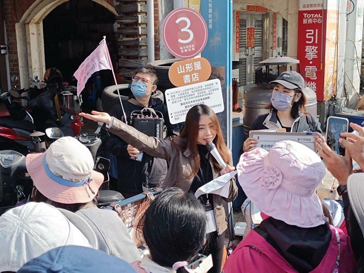 同學帶領參與者隨「春子與佐藤」腳步，漫遊高雄金融街的點滴回憶。 圖：高科大創新設計學院提供